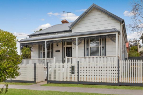 'Gladstone' only minutes walk to the Bendigo train station!